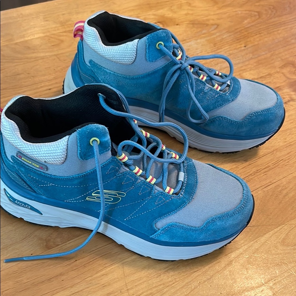 Skechers Women’s Max Cushioning Arch Fit work shoes